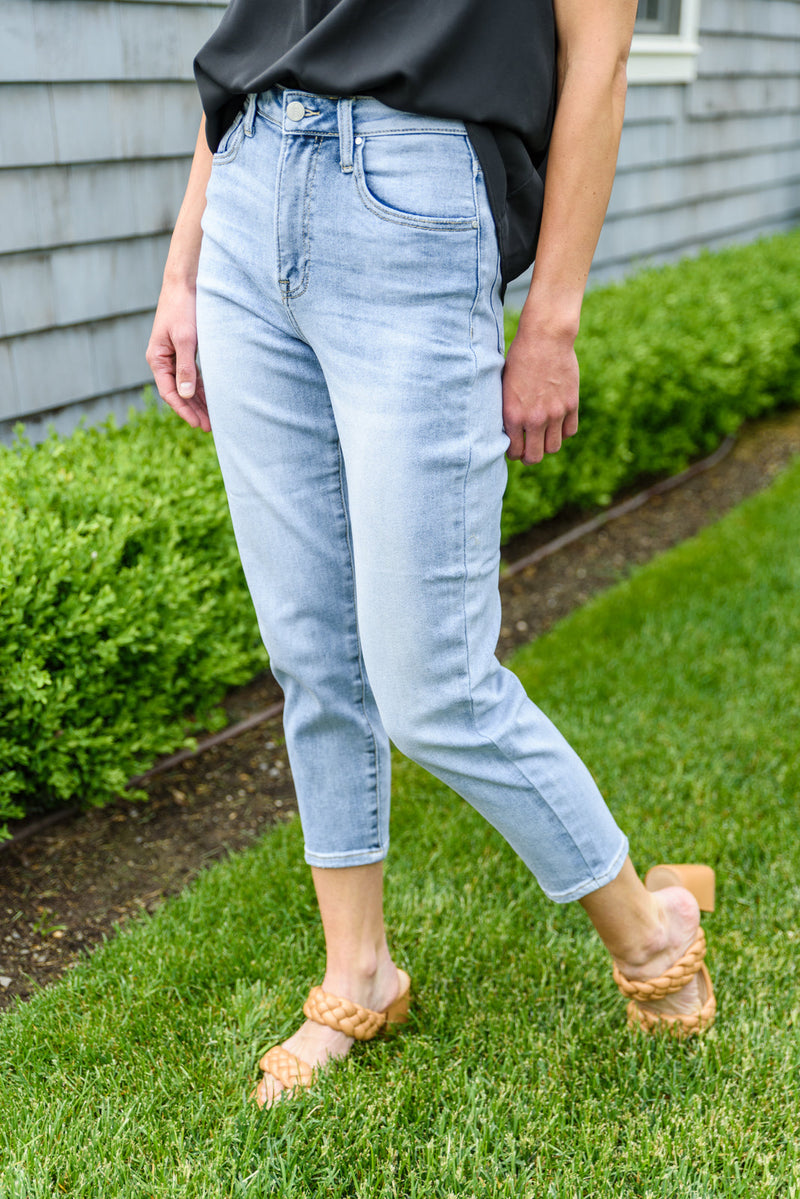 Are Fitted Jeans Dead? A Fashion Rundown of Mom Jeans in 2023 | by Babe  Fashion | Medium