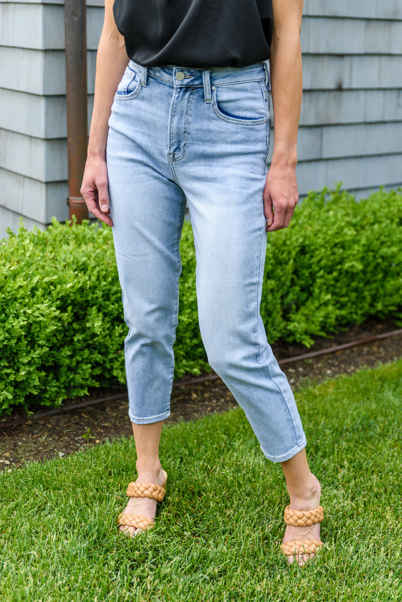 An Easy Fall Outfit Idea With Straight-Leg Jeans - The Mom Edit