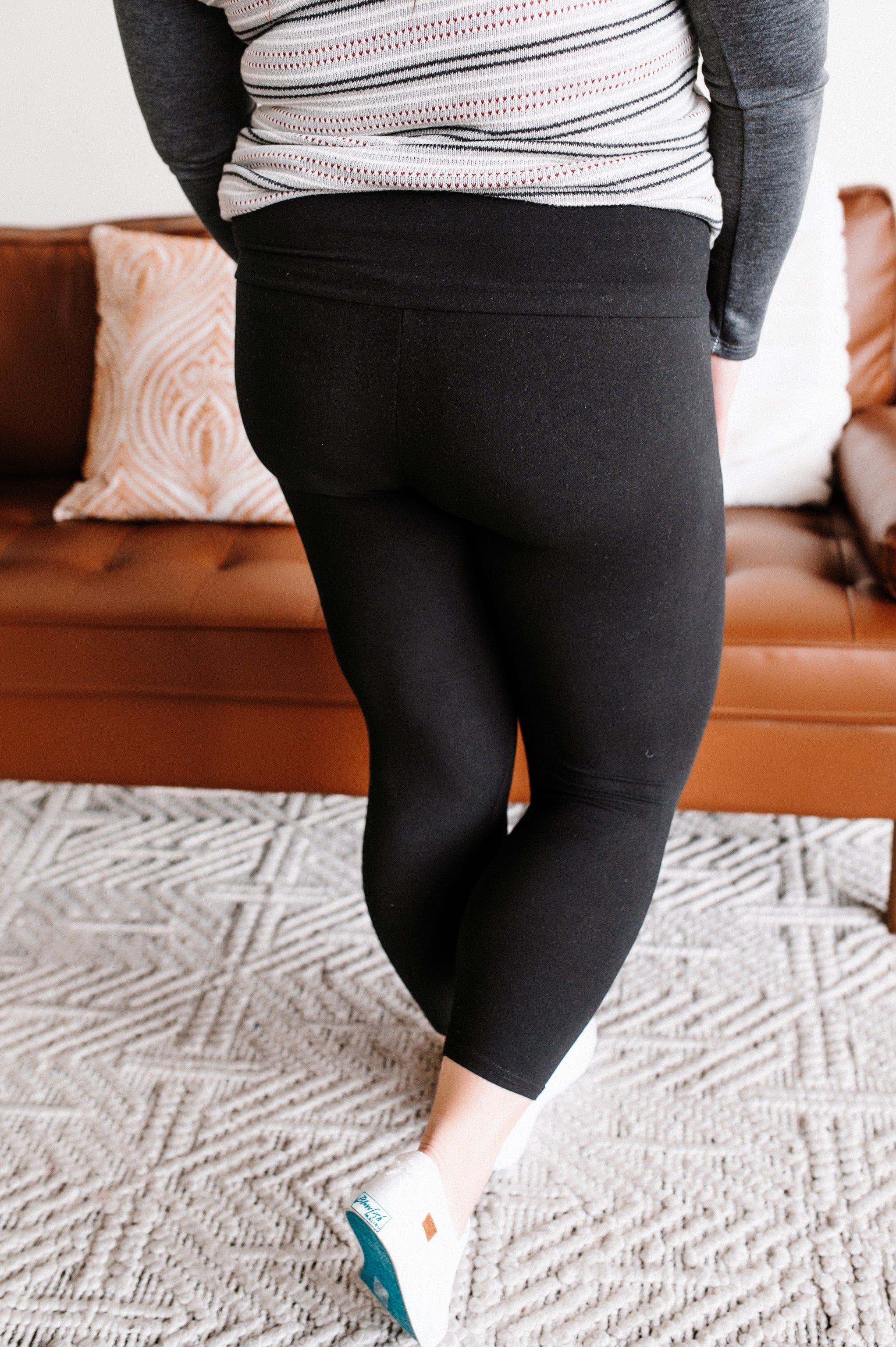 The Last Crossover Capri Leggings With Pockets In Intensive Black By A –  Iris & Rainbow Boutique