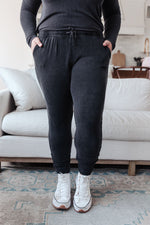 Essential Lounge Joggers In Black Lava Winter22