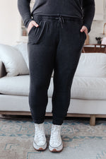 Essential Lounge Joggers In Black Lava Winter22