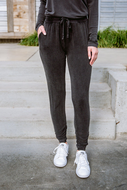 Essential Lounge Joggers In Black Lava Winter22